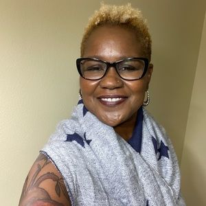 Meet your Posher, Crystal